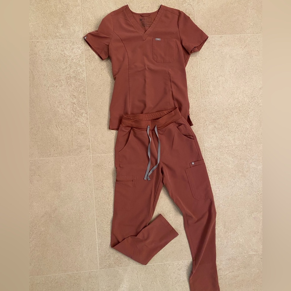 Figs Women's scrubs in light pink/salmon